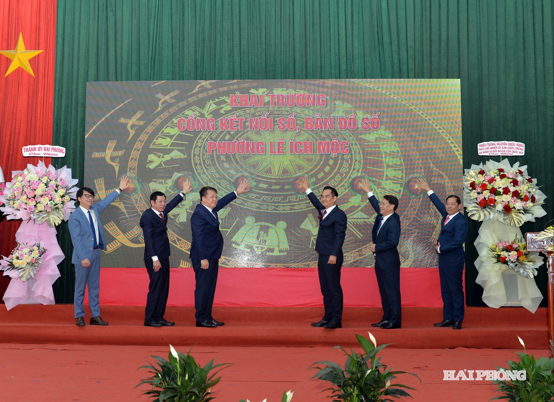 Các đại biểu nhấn nút khai trương Cổng kết nối số, bản đồ số phường Lê Ích Mộc.