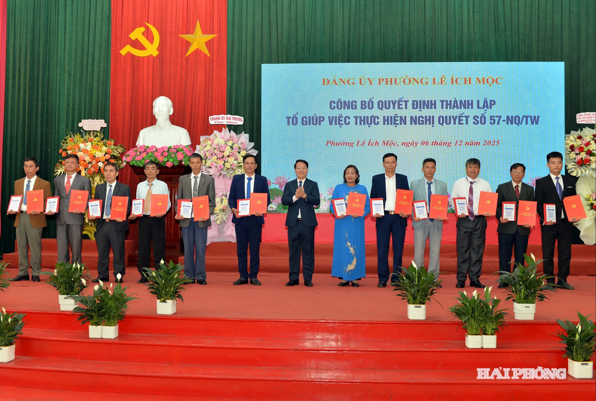 Lãnh đạo phường Lê Ích Mộc trao quyết định thành lập tổ giúp việc thực hiện Nghị quyết số 57/NQ/TW