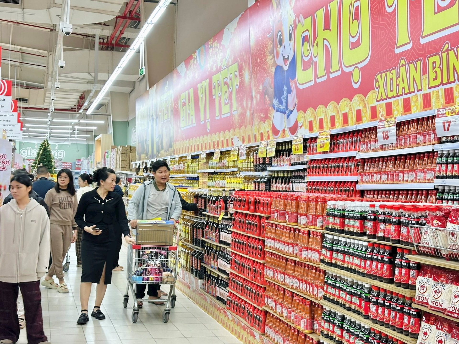 Hàng Việt chiếm vị trí chủ đạo trên các kệ hàng tại siêu thị, từ thực phẩm thiết yếu đến các sản phẩm OCOP phục vụ thị trường Tết Bính Ngọ 2026.