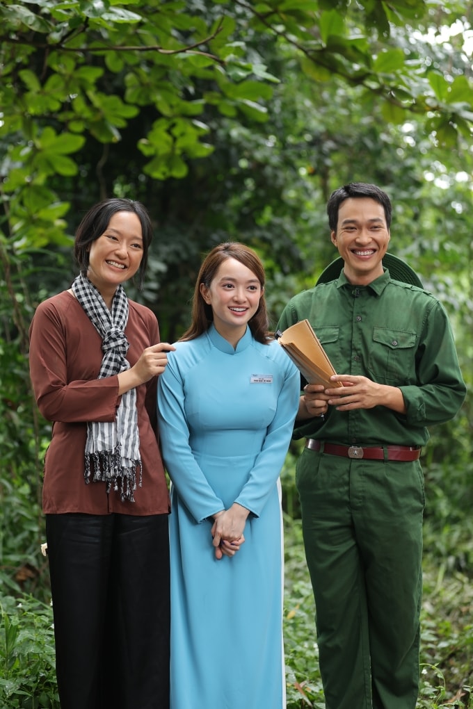 Kaity Nguyễn (giữa), Lâm Thanh Nhã (phải) và Hồ Thu Anh trong tạo hình các nhân vật trong phim, xuất hiện ở MV Việt Nam tinh hoa. Ảnh: Êkíp cung cấp