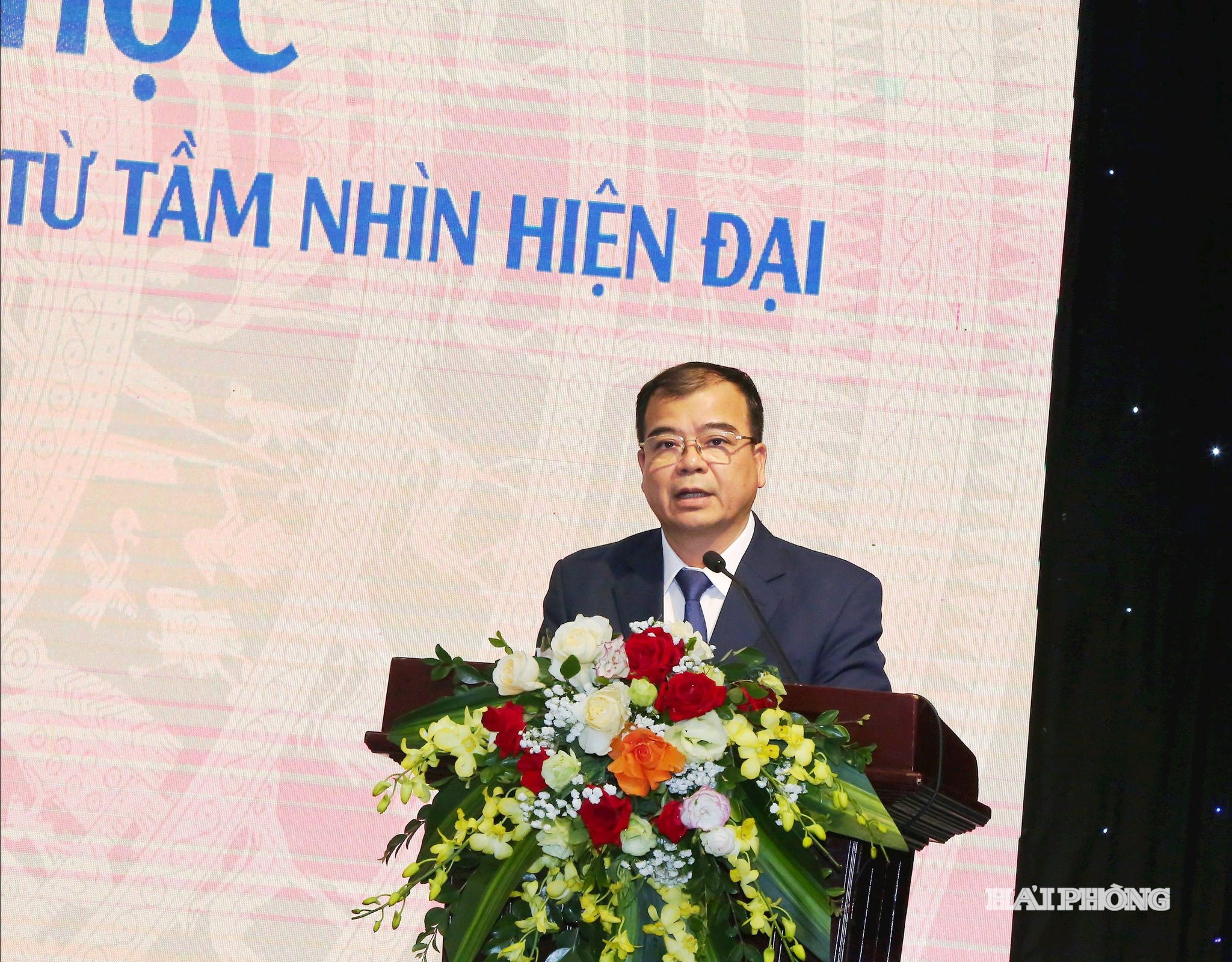 Đồng chí Nguyễn Minh Hùng, Phó chủ tịch UBND thành phố phát biểu tại Hội thảo khoa học - di sản của Trạng Trình Nguyễn Bỉnh Khiêm từ tầm nhìn hiện đại