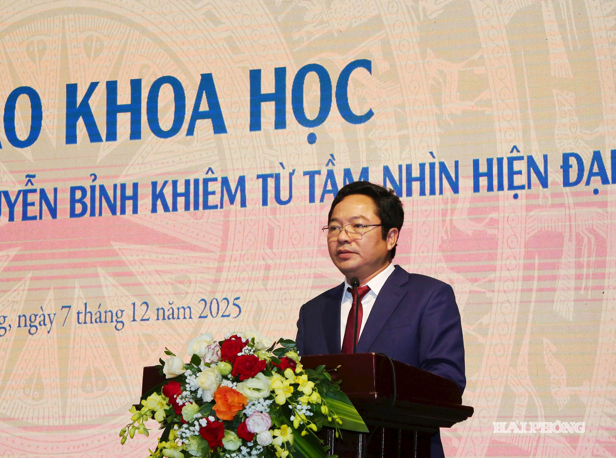 Đồng chí Nguyễn Thành Trung, Giám đốc Sở Văn hóa thể thao và Du lịch phát biểu tại Hội thảo khoa học - di sản của Trạng Trình Nguyễn Bỉnh Khiêm từ tầm nhìn hiện đại