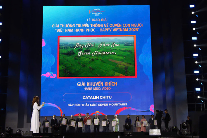 Tập thể tác giả, đại diện tác giả nhận giải Khuyến khích - tác giả Catalin Chitu đứng chính giữa (cạnh tác giả áo đỏ). (Ảnh: Tùng Anh) 8f4936c24ca5c3fb9ab4.jpg
