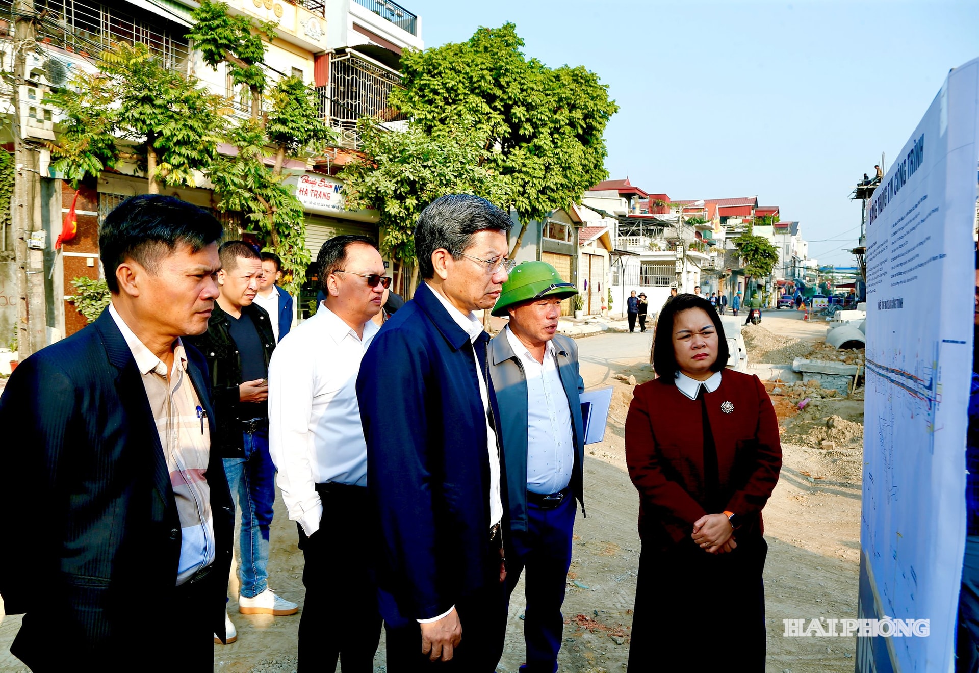 Đồng chí Lê Anh Quân, Uỷ viên ban Thường vụ Thành ủy, Phó chủ tịch Thường trực UBND thành phố kiểm tra công tác giải phóng mặt bằng thực hiện dự án đầu tư công tại khu vực Kiến An.