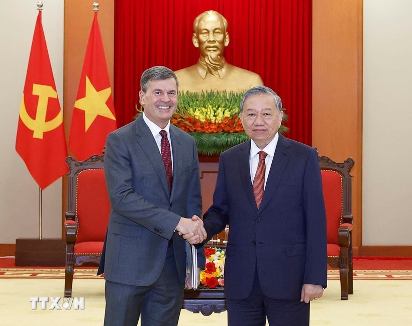Tổng Bí thư Tô Lâm tiếp Giám đốc Học viện Tổng thống Liên bang Nga Aleksey Komissarov. (Ảnh: Thống Nhất/TTXVN)