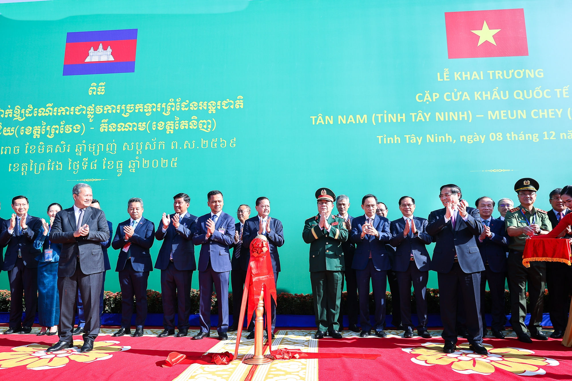 Thủ tướng Phạm Minh Chính cùng Thủ tướng Campuchia khai trương cặp cửa khẩu quốc tế mới- Ảnh 4. Thủ tướng Phạm Minh Chính cùng Thủ tướng Campuchia khai trương cặp cửa khẩu quốc tế mới- Ảnh 4.