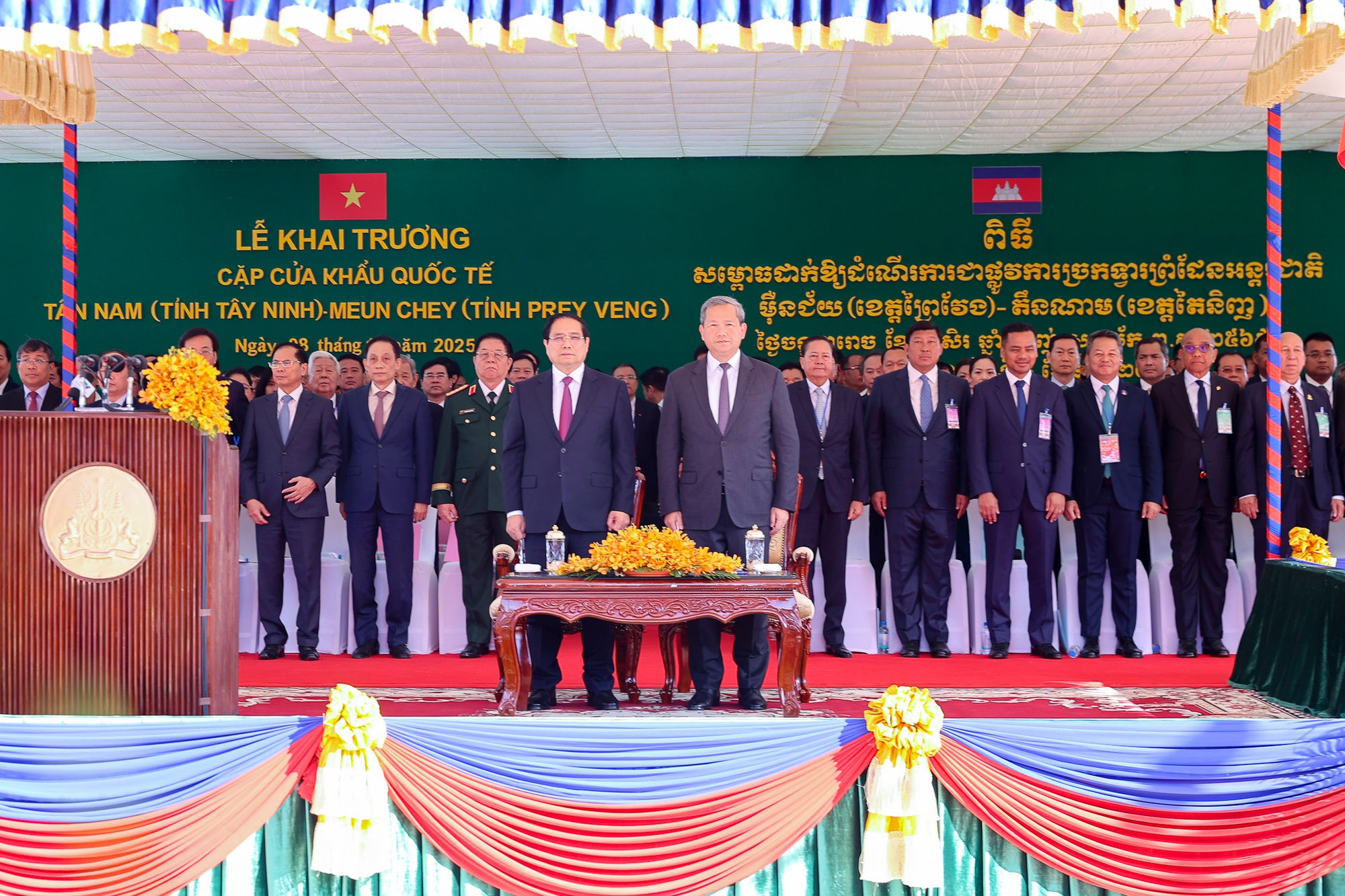 Thủ tướng Phạm Minh Chính cùng Thủ tướng Campuchia khai trương cặp cửa khẩu quốc tế mới- Ảnh 2. Thủ tướng Phạm Minh Chính cùng Thủ tướng Campuchia khai trương cặp cửa khẩu quốc tế mới- Ảnh 2.