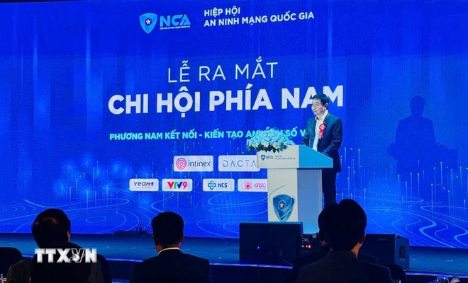 Trung tướng Nguyễn Minh Chính, Phó Chủ tịch thường trực NCA phát biểu tại sự kiện. (Ảnh: Hứa Chung/TTXVN) ttxvn-hiep-hoi-an-ninh-mang-quoc-gia-thiet-lap-them-phong-tuyen-tai-tp-ho-chi-minh-08-2.jpg