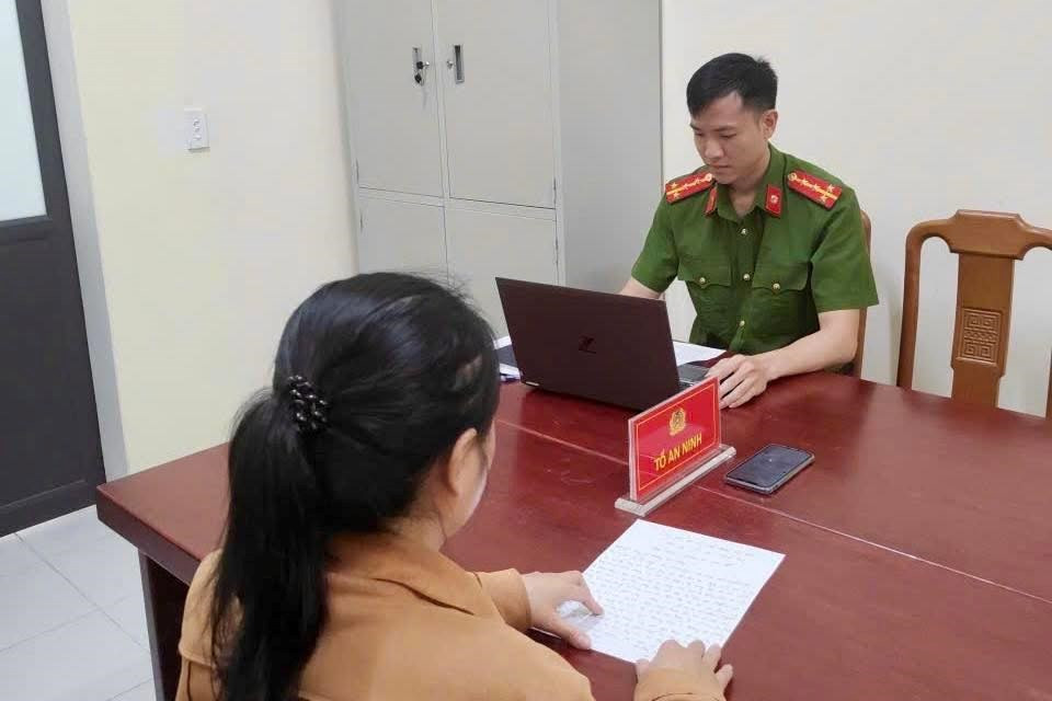 Công an phường An Phong làm việc với chủ tài khoản chia sẻ thông tin chưa kiểm chứng, sai sự thật.