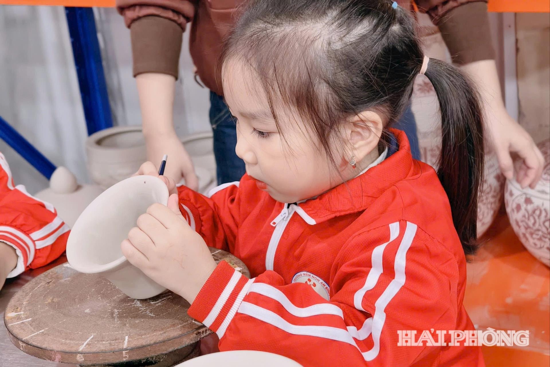 Trẻ háo hức với chính tác phẩm gốm ở Chu Đậu do mình tự vẽ lên.