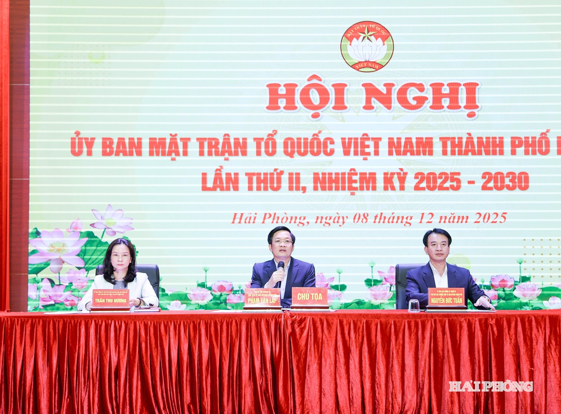 Đồng chí Phạm Văn Lập, Phó Bí thư Thành uỷ, Chủ tịch Uỷ ban MTTQ Việt Nam thành phố cùng các đồng chí chủ trì hội nghị