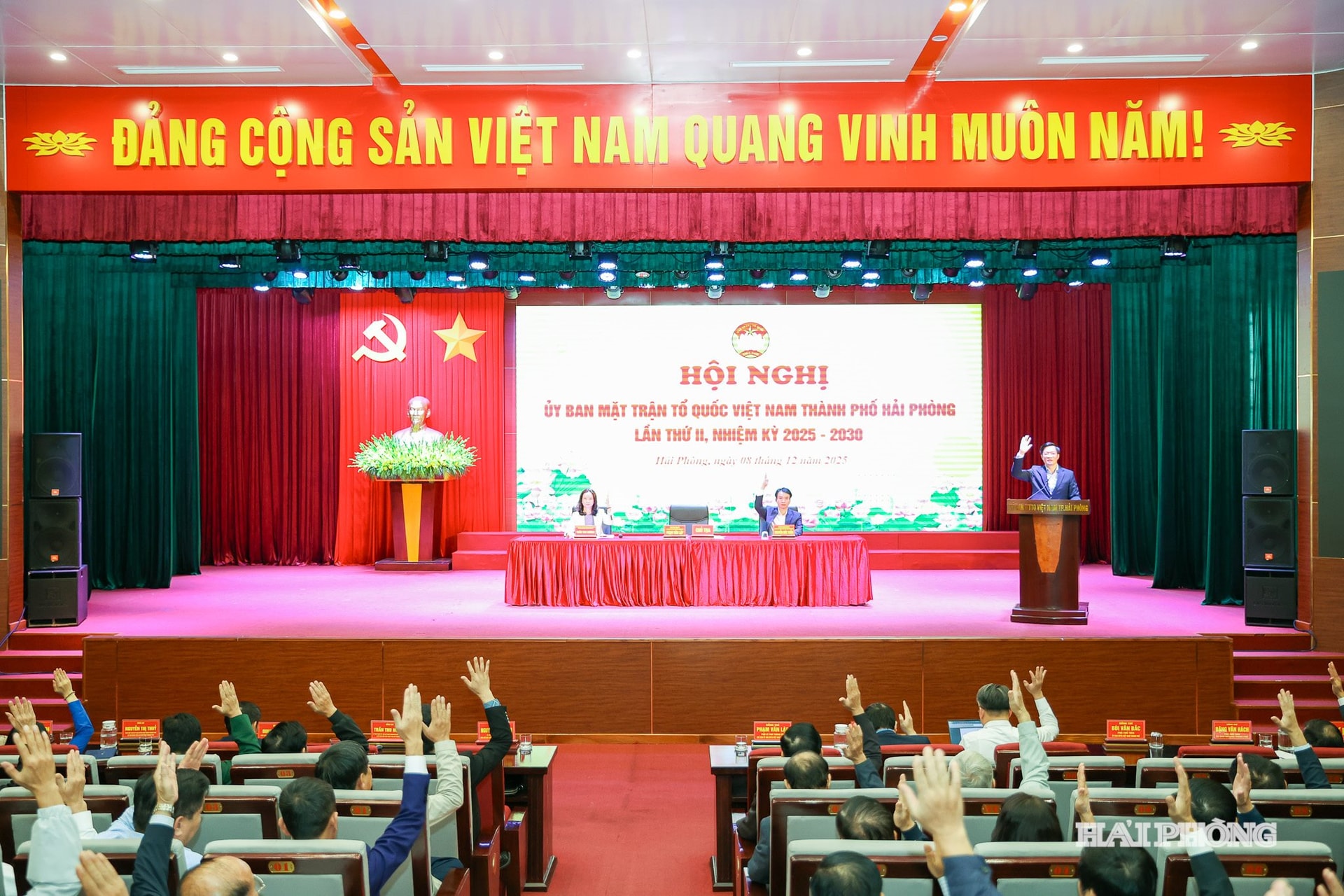 Các đại biểu biểu quyết, thông qua dự thảo nghị quyết