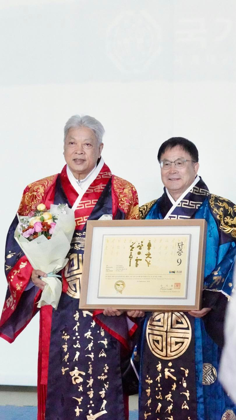 Chủ tịch VTF Trương Ngọc Để được phong cửu đẳng huyền đai Taekwondo - Ảnh 1. Chủ tịch VTF Trương Ngọc Để được phong cửu đẳng huyền đai Taekwondo - Ảnh 1.