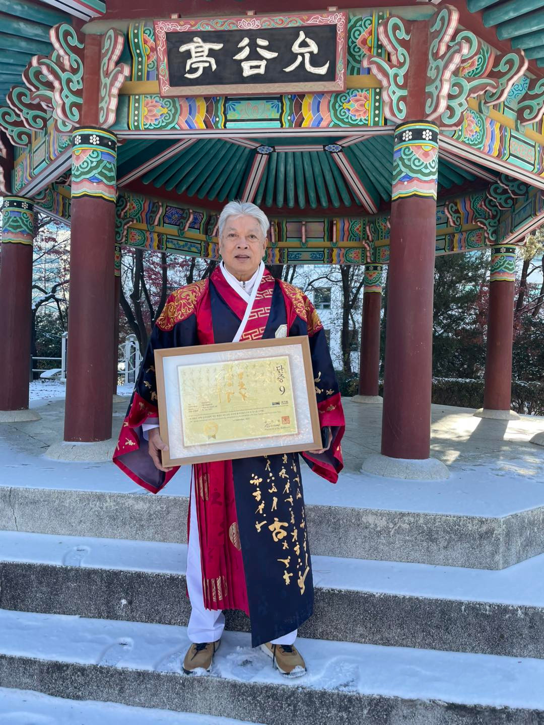 Chủ tịch VTF Trương Ngọc Để được phong cửu đẳng huyền đai Taekwondo - Ảnh 2. Chủ tịch VTF Trương Ngọc Để được phong cửu đẳng huyền đai Taekwondo - Ảnh 2.