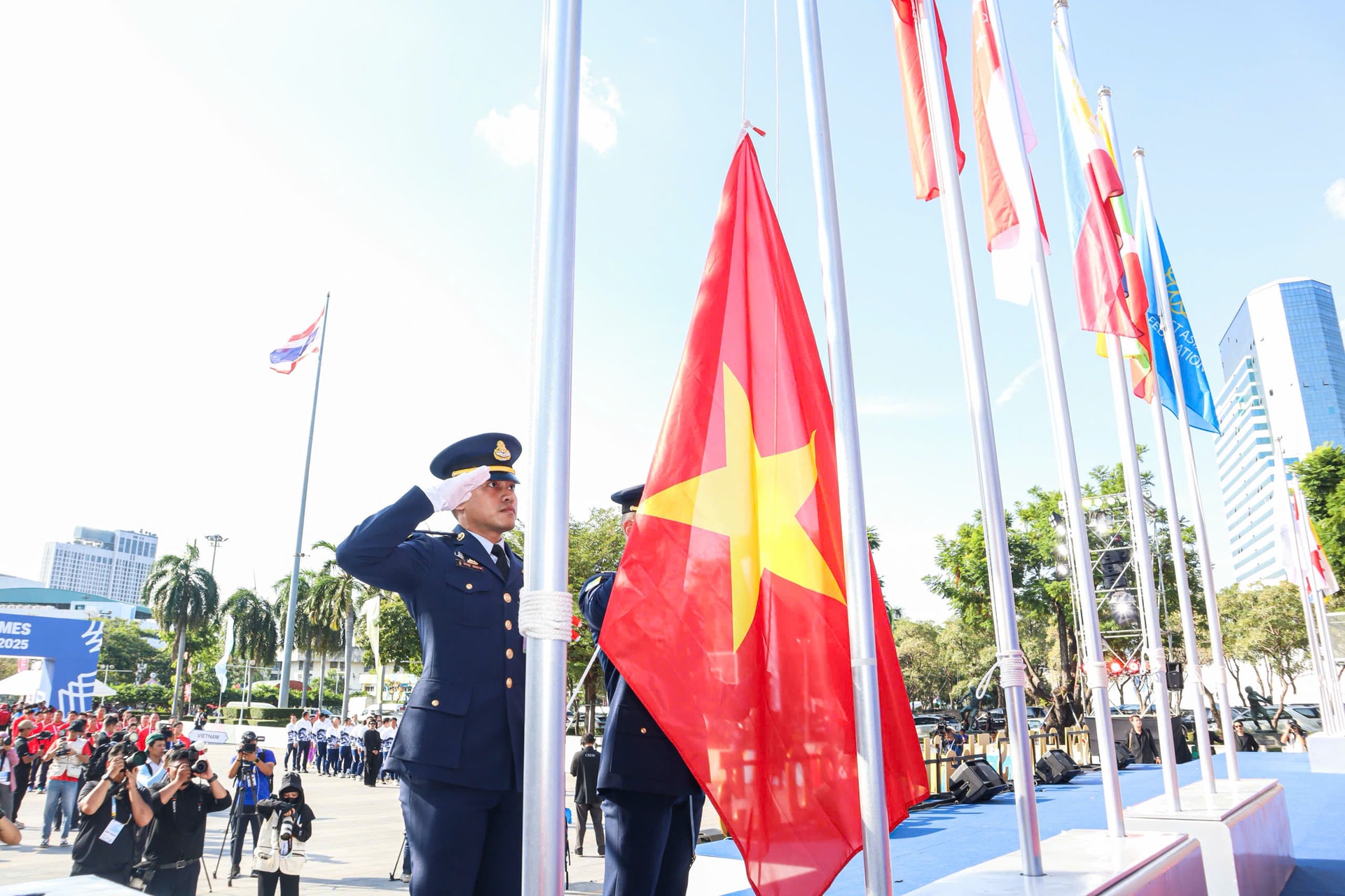 Đoàn Thể thao Việt Nam dự lễ thượng cờ SEA Games 33, sẵn sàng tranh tài - Ảnh 3.