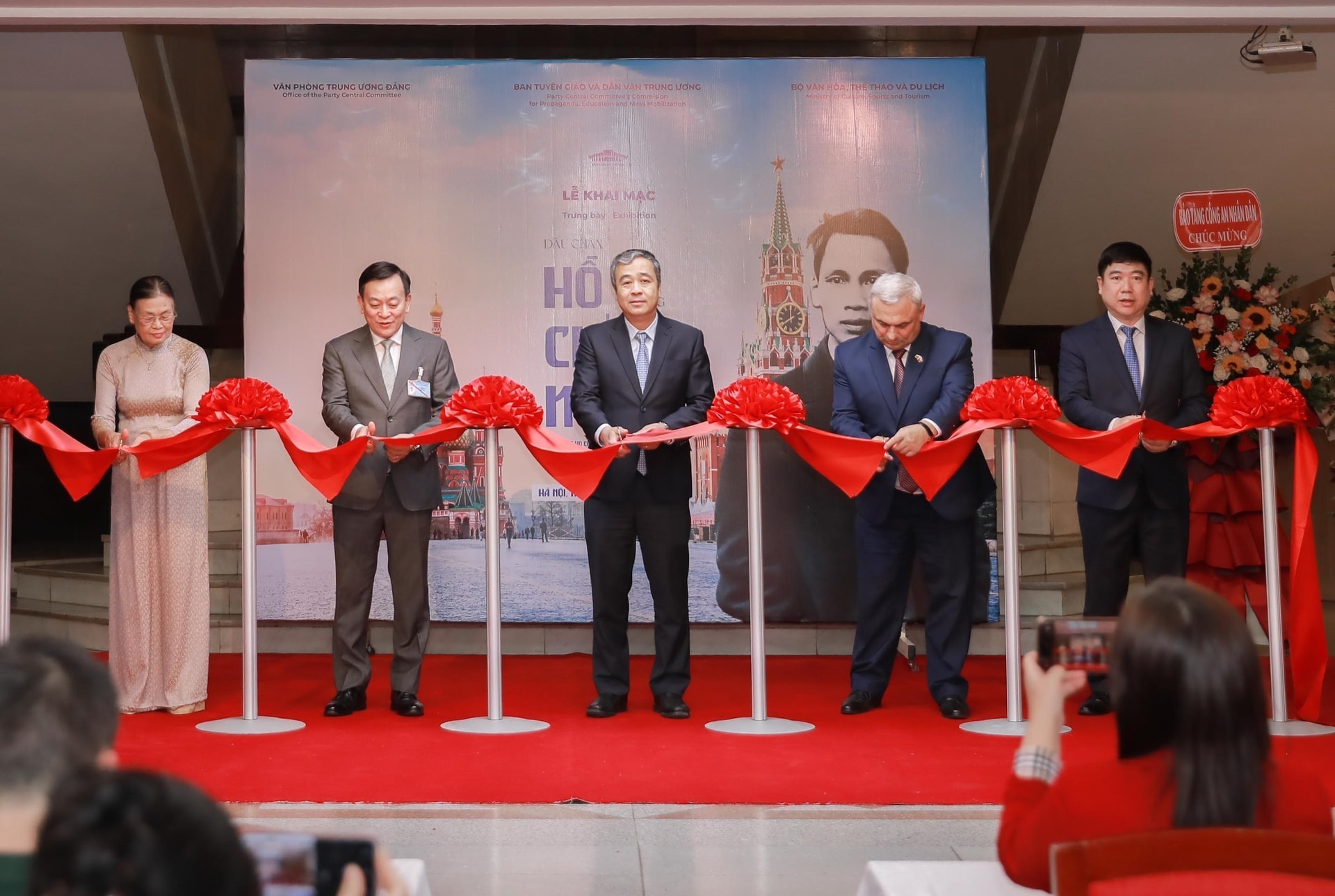 Khai mạc trưng bày chuyên đề “Dấu chân Hồ Chí Minh trên quê hương Cách mạng Tháng Mười