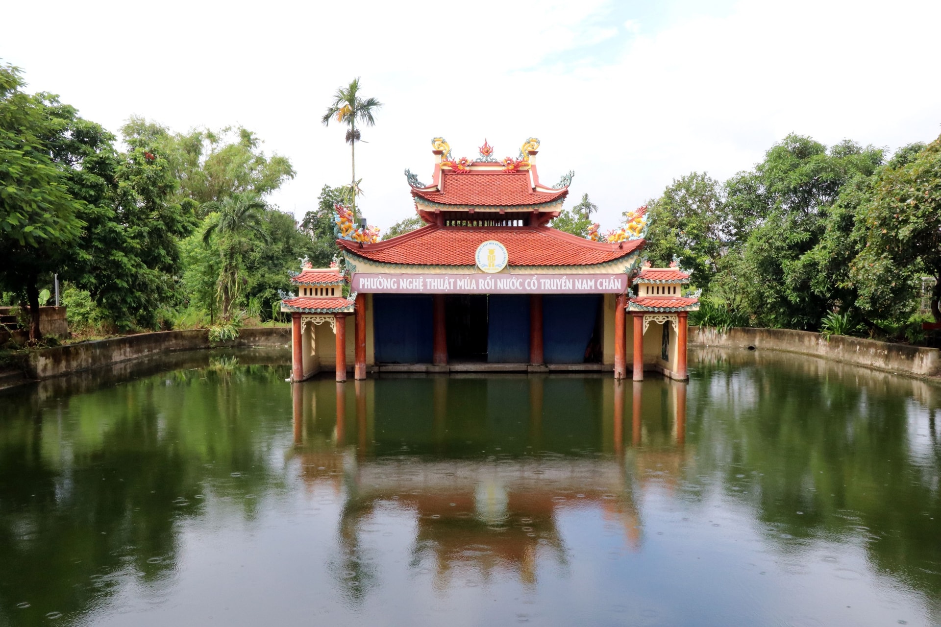 Giữ nghệ thuật múa rối nước giữa nhịp sống hiện đại - Ảnh 1.