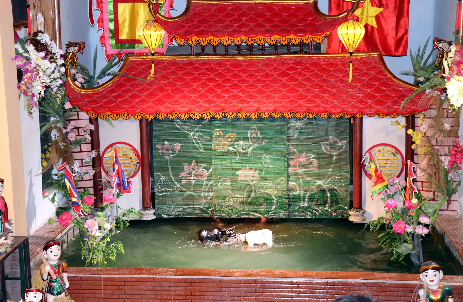 Giữ nghệ thuật múa rối nước giữa nhịp sống hiện đại - Ảnh 2.