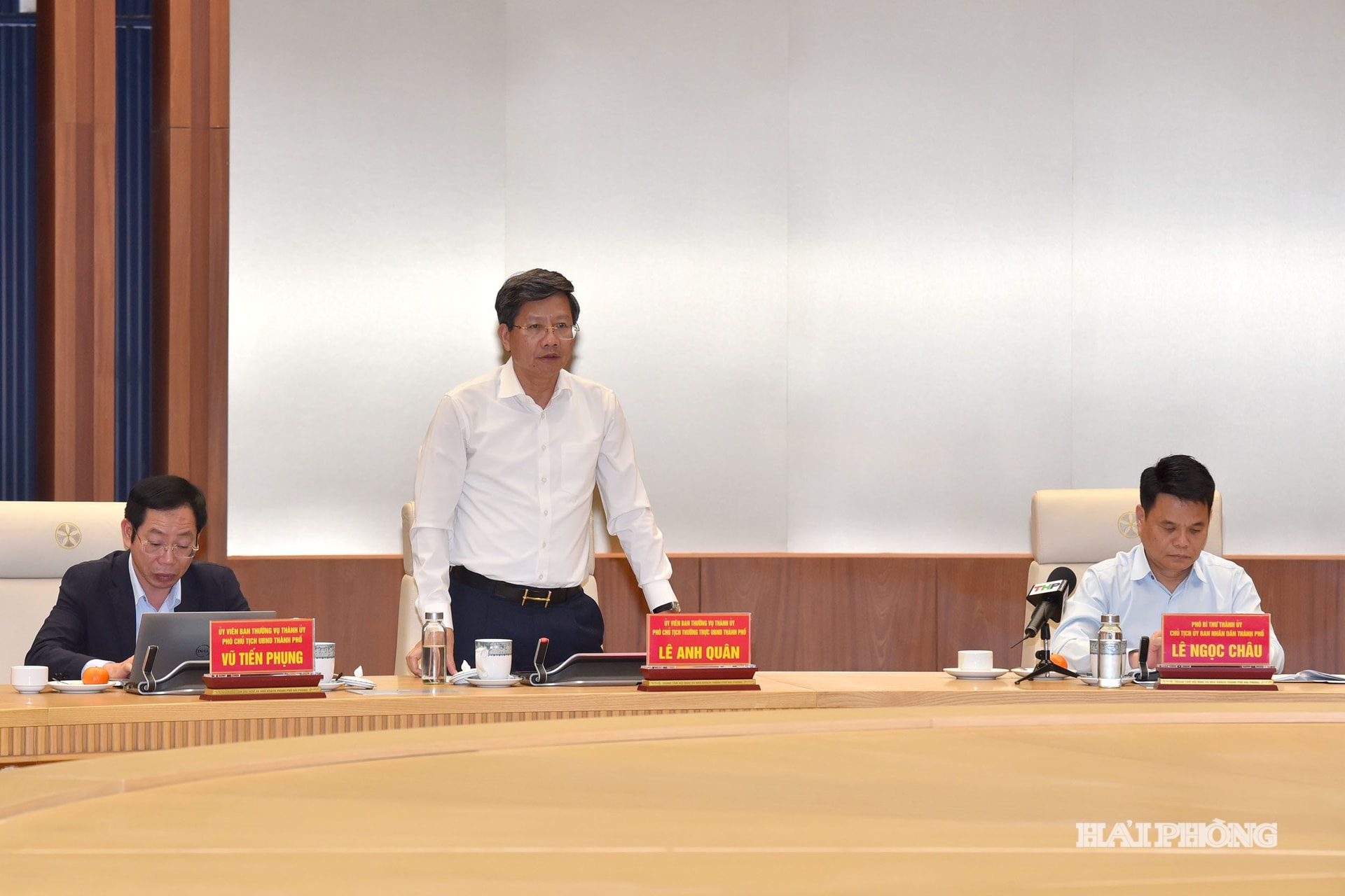 Komrad Le Anh Quan, Naib Pengerusi Tetap Jawatankuasa Rakyat Bandaraya bercakap pada mesyuarat itu.