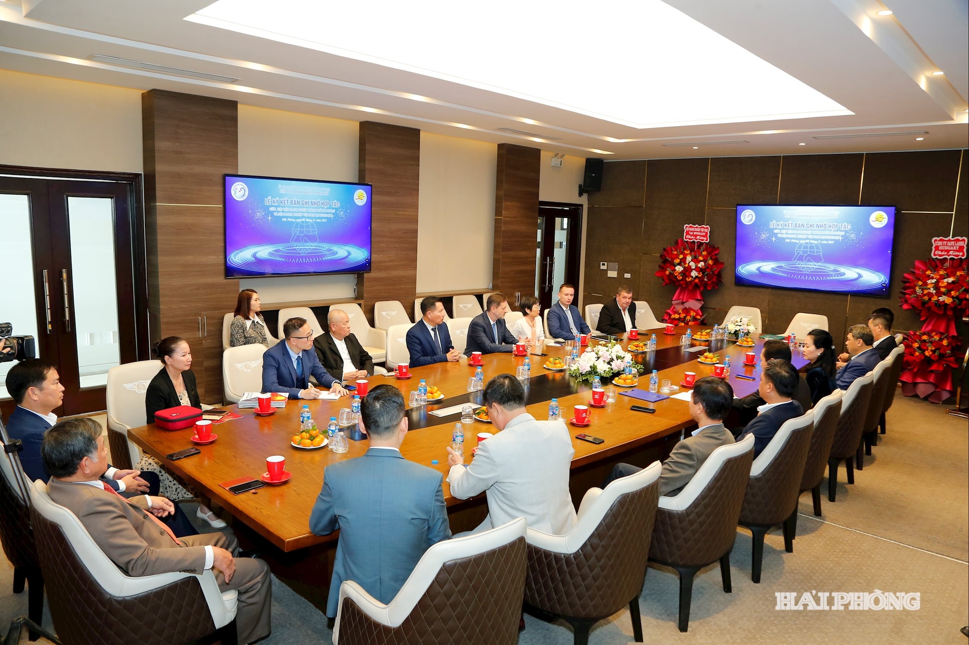 ទិដ្ឋភាពក្នុងពិធីចុះហត្ថលេខាលើអនុស្សរណៈនៃកិច្ចសហប្រតិបត្តិការរវាងសមាគមធុរកិច្ចទីក្រុង Hai Phong និងសមាគមធុរកិច្ចវៀតណាមនៅហុងគ្រី។