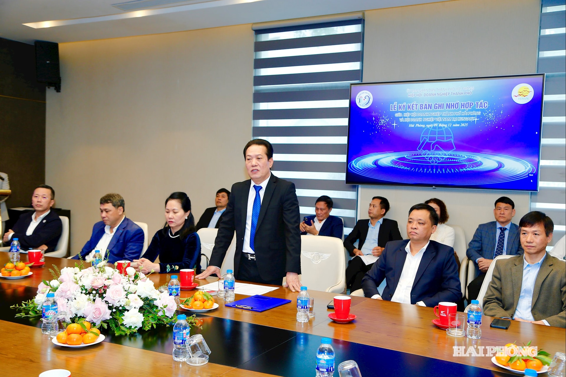 ថ្នាក់ដឹកនាំសមាគមធុរកិច្ចទីក្រុង Hai Phong ថ្លែងក្នុងពិធីចុះហត្ថលេខា។