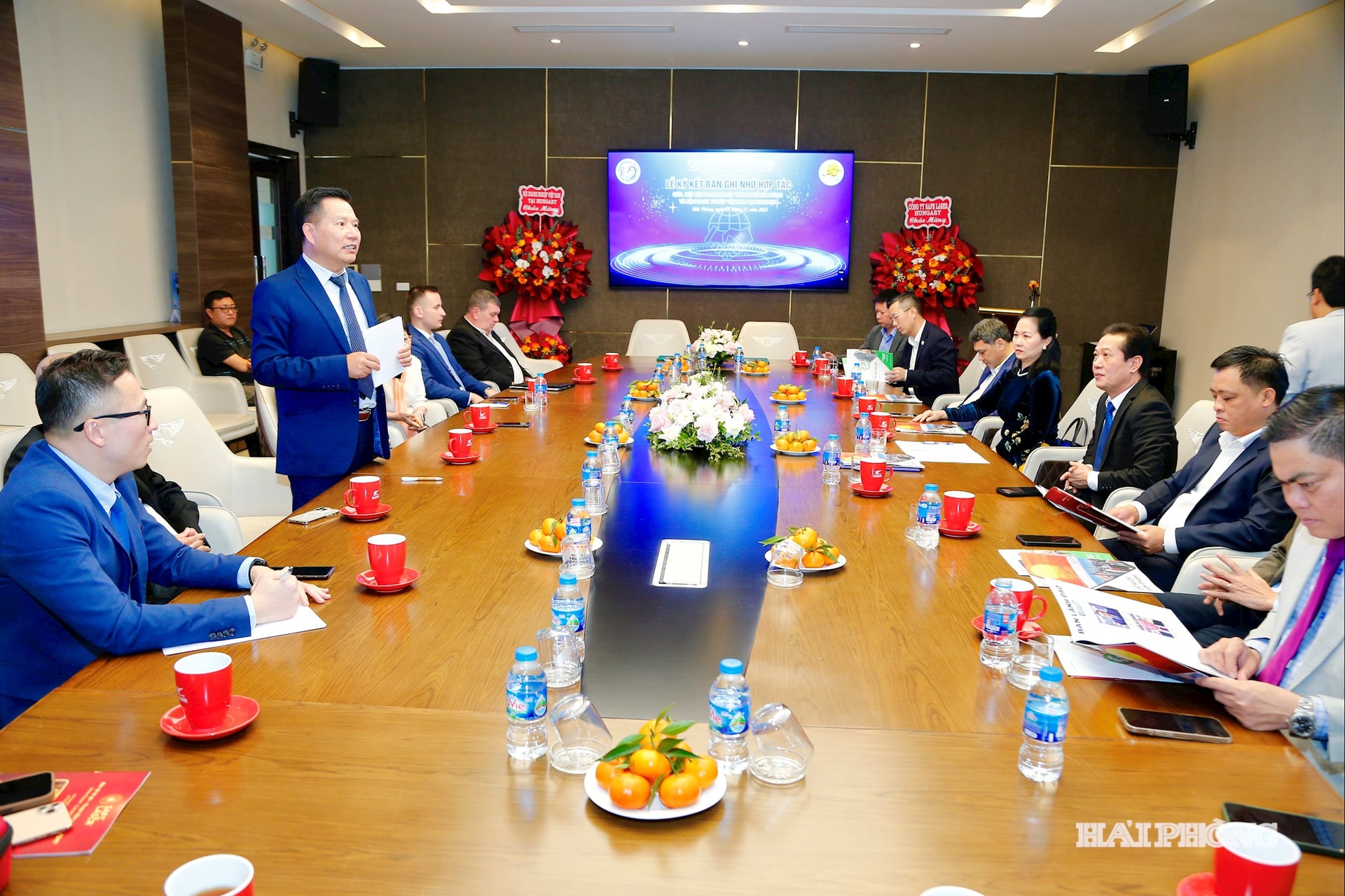 ថ្នាក់ដឹកនាំសមាគមធុរកិច្ចវៀតណាមនៅហុងគ្រីបានថ្លែងមតិក្នុងពិធីចុះហត្ថលេខាលើអនុស្សរណៈនៃកិច្ចសហប្រតិបត្តិការ។