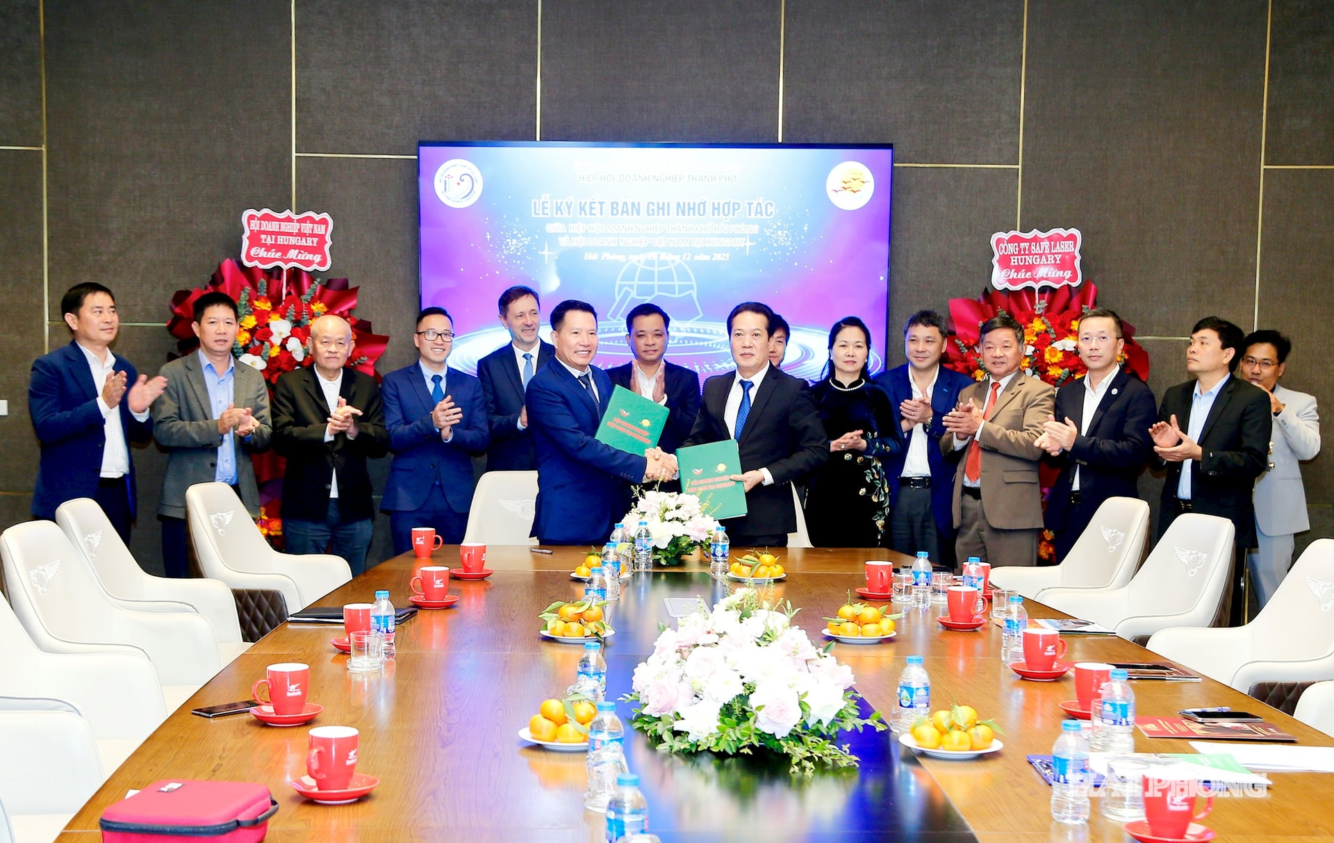 ថ្នាក់ដឹកនាំសមាគមធុរកិច្ចទីក្រុង Hai Phong និងសមាគមធុរកិច្ចវៀតណាមនៅហុងគ្រីបានចុះហត្ថលេខាលើអនុស្សរណៈយោគយល់គ្នាស្តីពីកិច្ចសហប្រតិបត្តិការ។