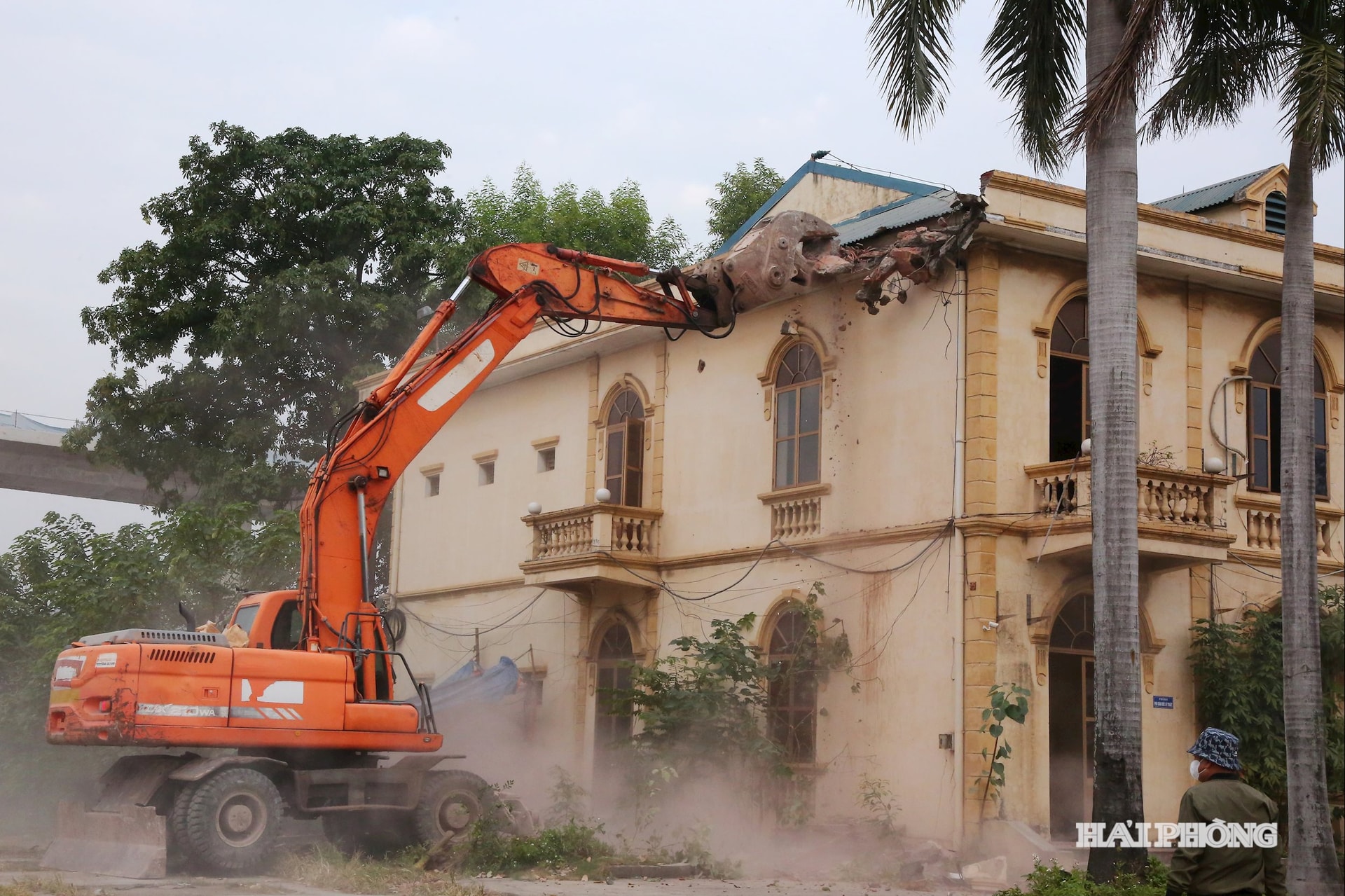 Nguyên nhân ô nhiễm bao gồm khí thải từ giao thông vận tải, sản xuất công nghiệp, xây dựng, các hoạt động đốt mở...