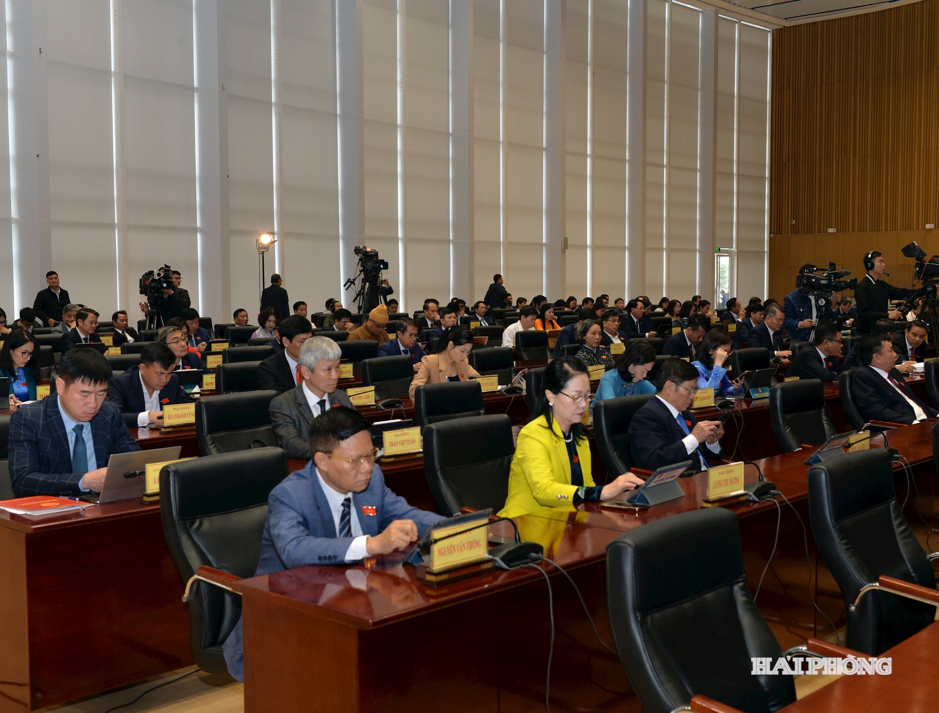 Các đại biểu dự kỳ họp