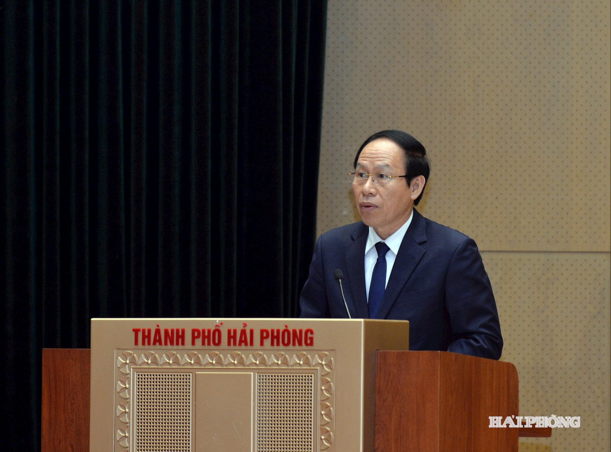 Đồng chí Lê Tiến Châu, Ủy viên Ban chấp hành Trung ương Đảng, Bí thư Thành ủy, Trưởng đoàn đại biểu Quốc hội thành phố Hải Phòng phát biểu chỉ đạo kỳ họp