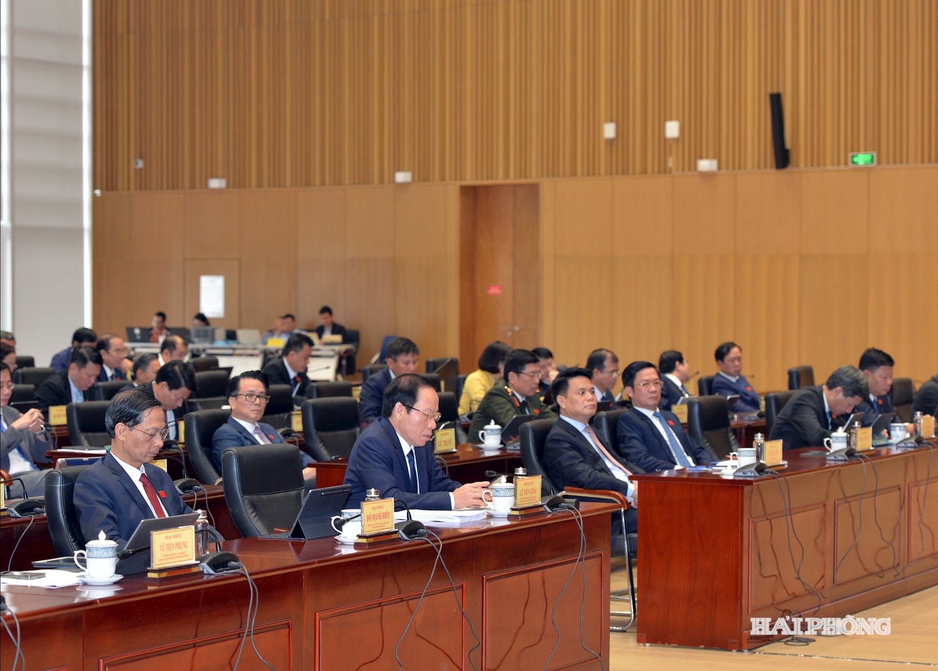 Các đại biểu dự kỳ họp