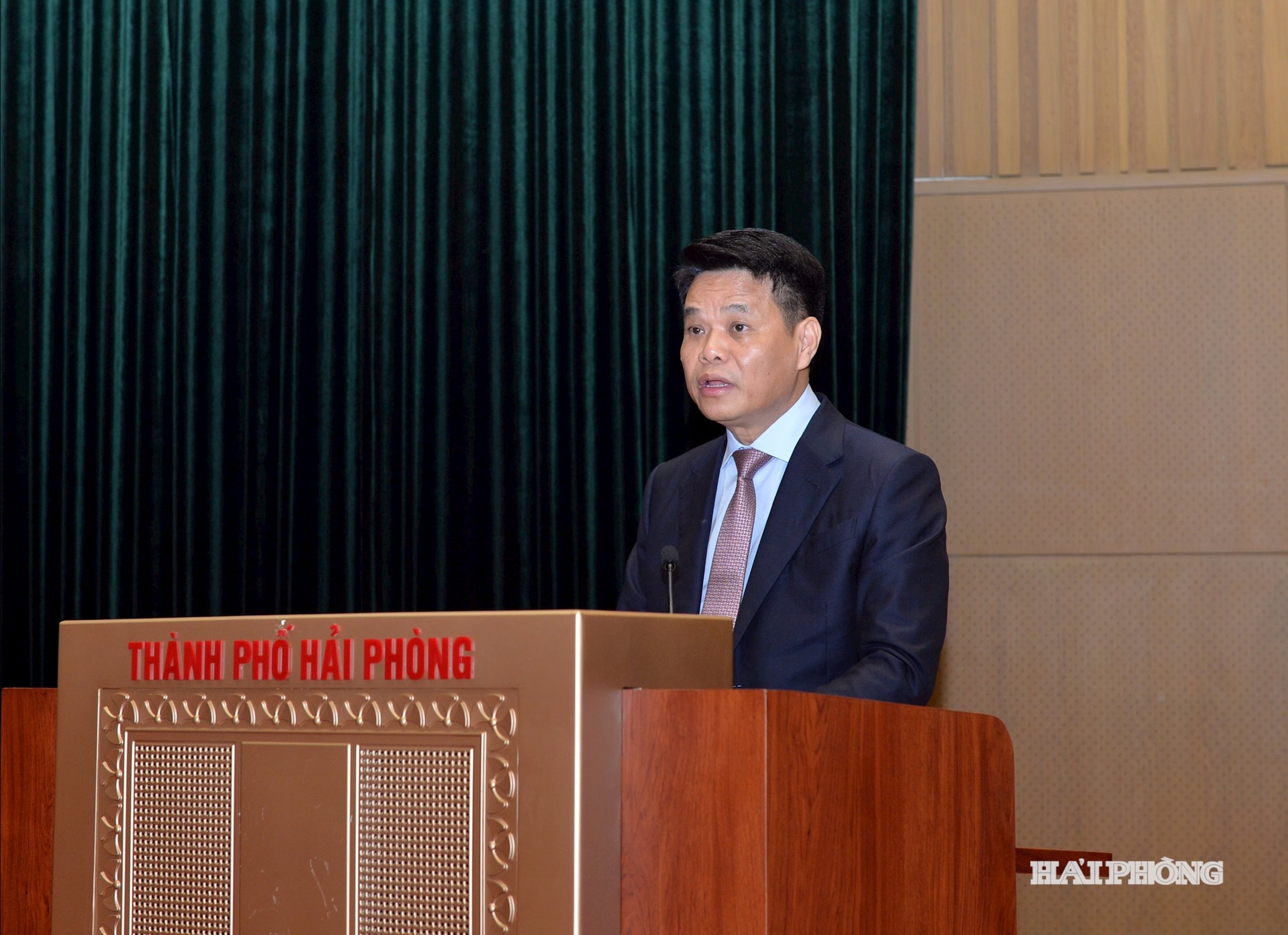 Đồng chí Lê Ngọc Châu, Phó bí thư Thành ủy, Chủ tịch UBND thành phố báo cáo tình hình phát triển kinh tế xã hội tại kỳ họp