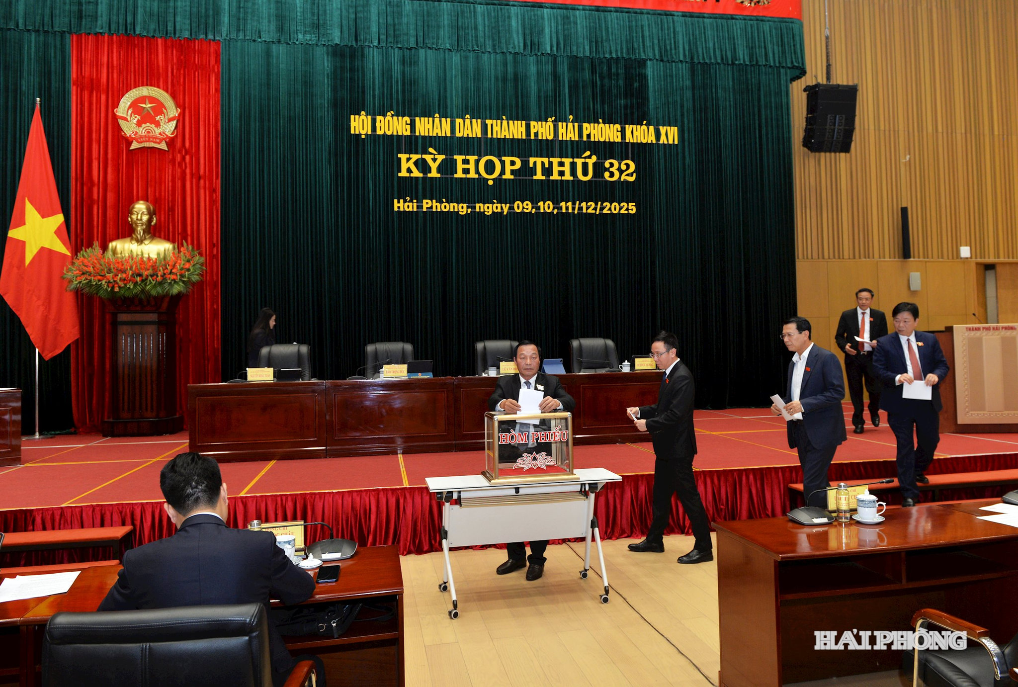 Các đại biểu bỏ phiếu bầu các chức danh của Hội đồng nhân dân và UBND thành phố.