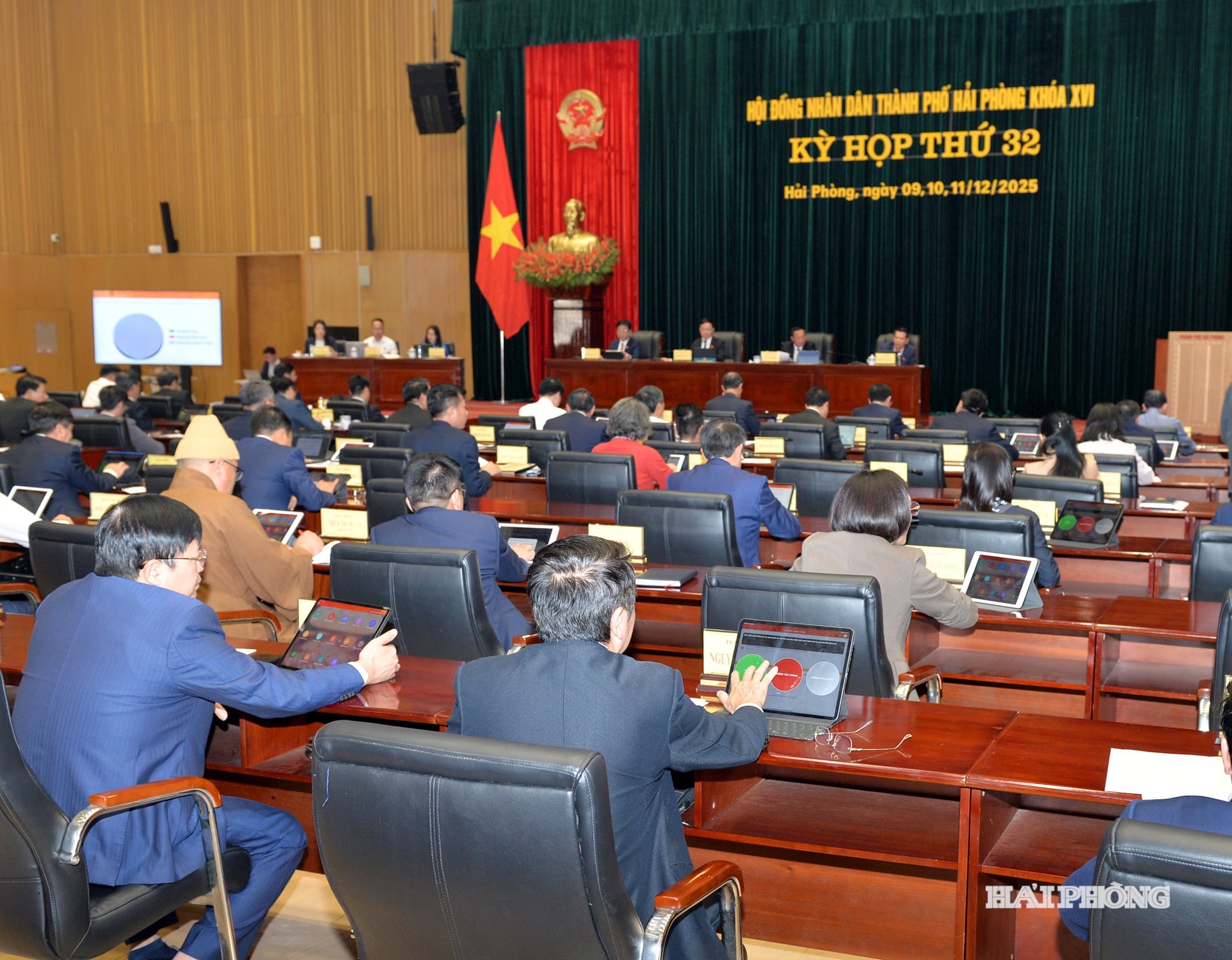 يصوت المندوبون على تمرير القرارات المقدمة إلى الجلسة.