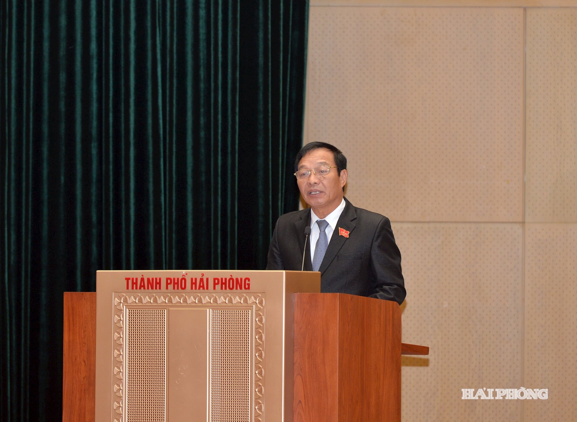 Đồng chí Lê Văn Hiệu, Phó bí thư Thành ủy, Chủ tịch Hội đồng nhân dân thành phố phát biểu khai mạc kỳ họp