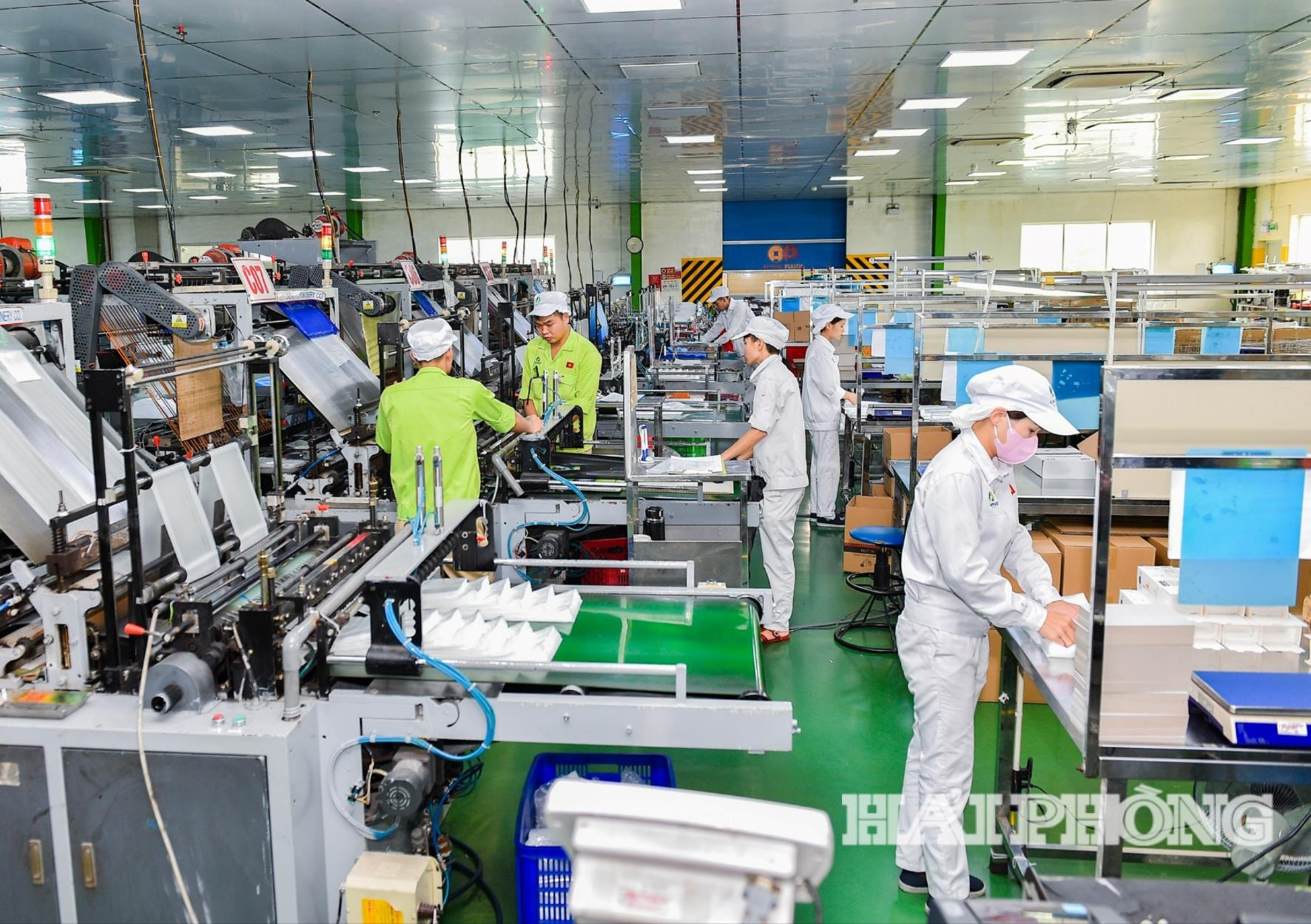 Sự kết hợp giữa cải cách - hạ tầng - hỗ trợ tạo ra sức hút mới, giúp các doanh nghiệp mạnh dạn gia nhập thị trường, mở rộng quy mô sản xuất, kinh doanh. Trong ảnh: Dây chuyền sản xuất túi ni lông của Công ty CP hựa An Phát Xanh.