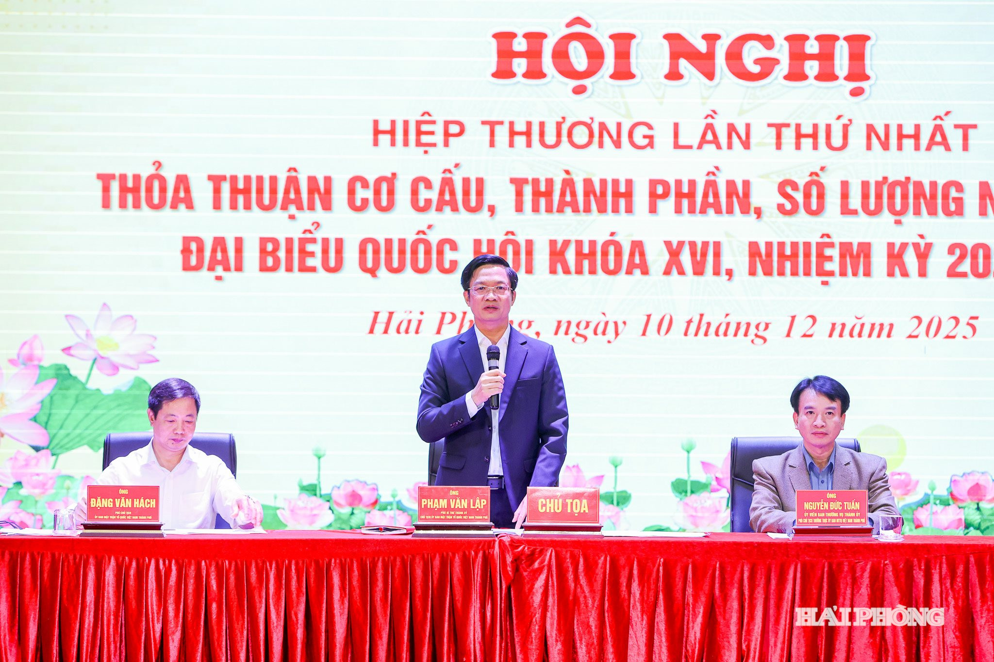 Đồng chí Phạm Văn Lập, Phó bí thư Thành uỷ, Chủ tịch Uỷ ban MTTQ Việt Nam thành phố cùng các đồng chí chủ trì hội nghị.