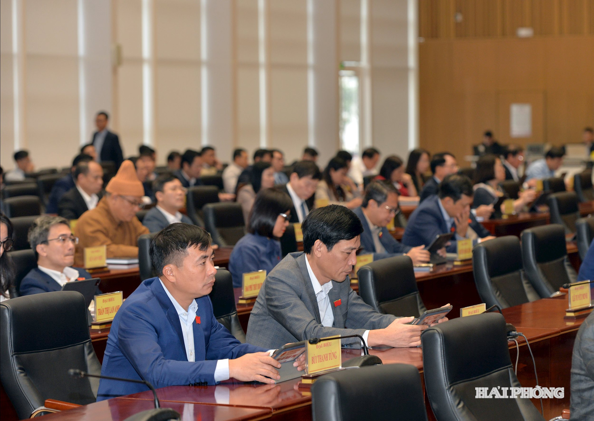 Các đại biểu dự kỳ họp
