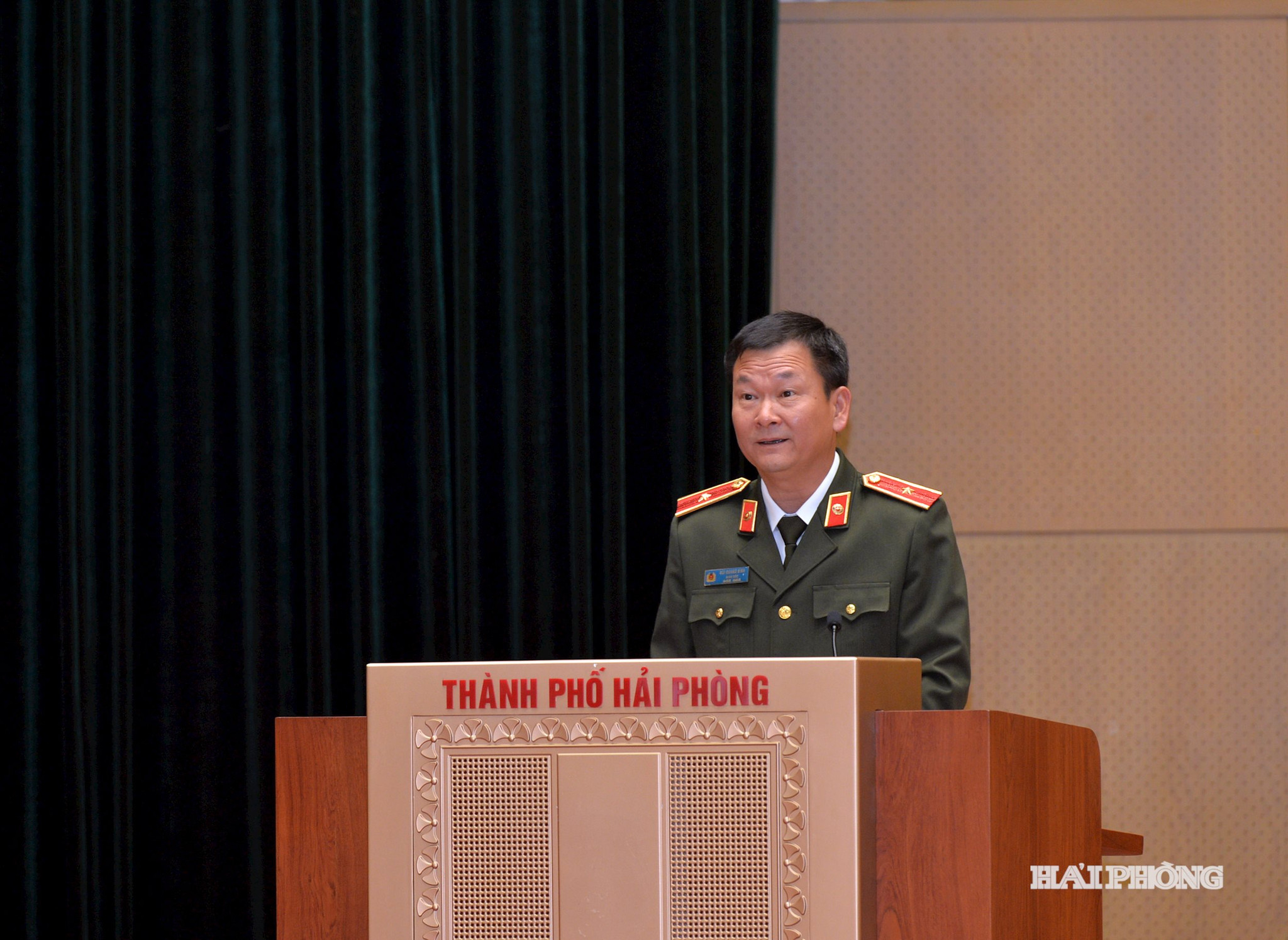 Thiếu tướng Bùi Quang Bình, Giám đốc Công an thành phố báo cáo về công tác an ninh chính trị, trật tự an toàn xã hội trên địa bàn thành phố tại kỳ họp