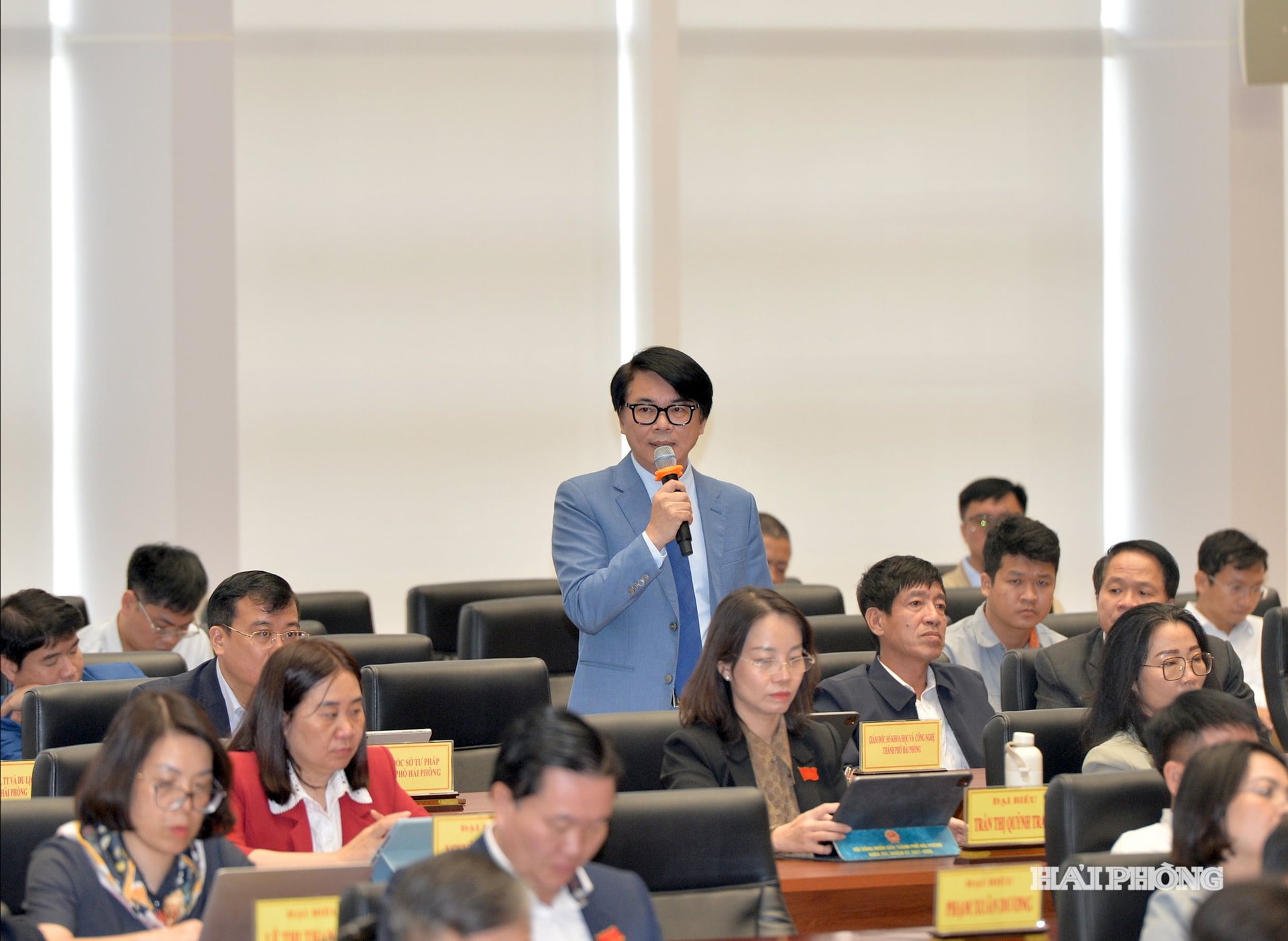 Đồng chí Nguyễn Cao Thắng, Giám đốc Sở Khoa học và Công nghệ trả lời chất vấn của đại biểu tại kỳ họp