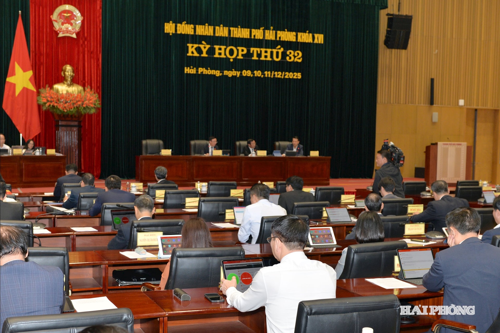 Делегаты голосуют за утверждение резолюции на заседании.