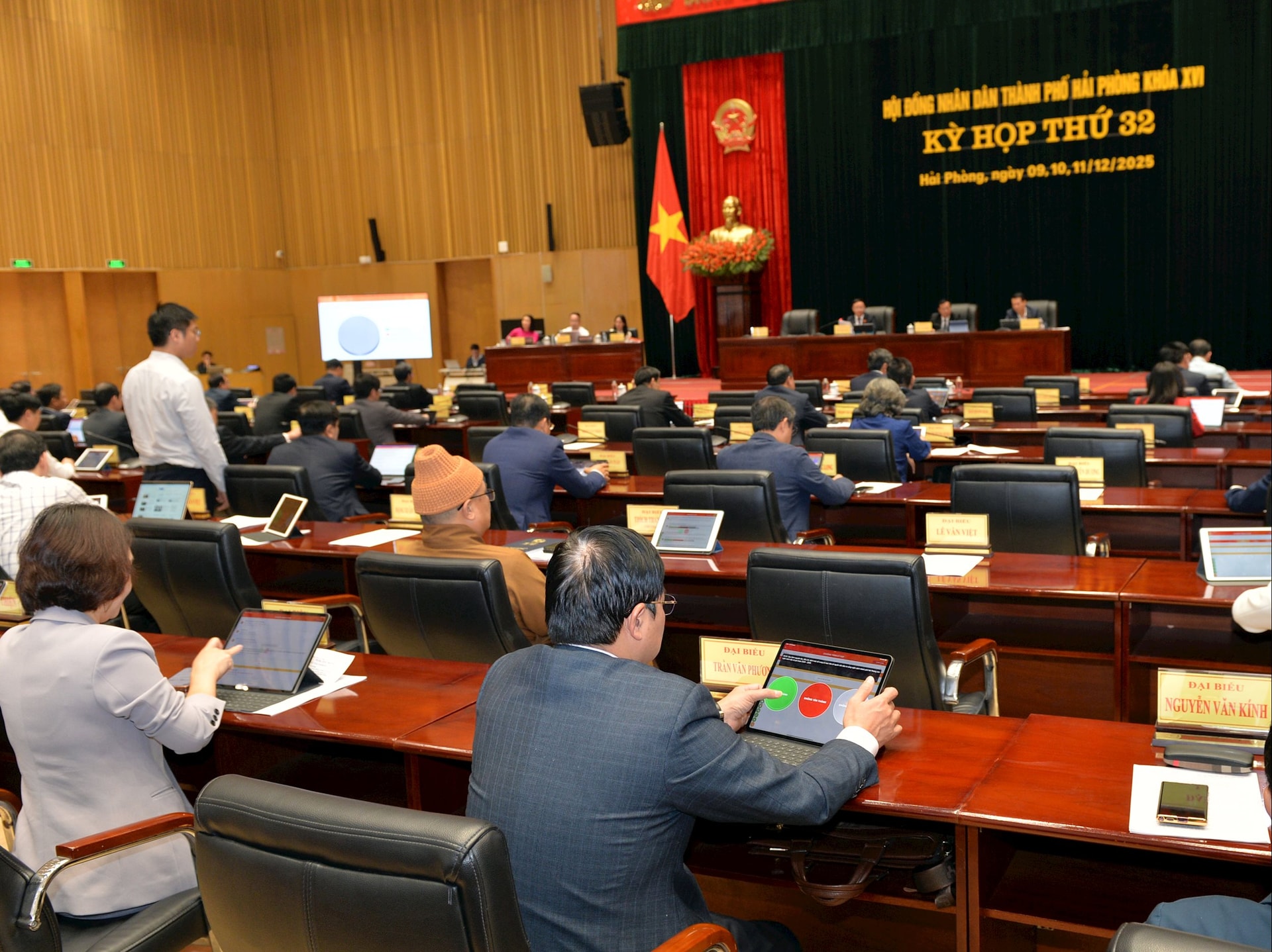 Delegates vote to approve the Resolution at the session.