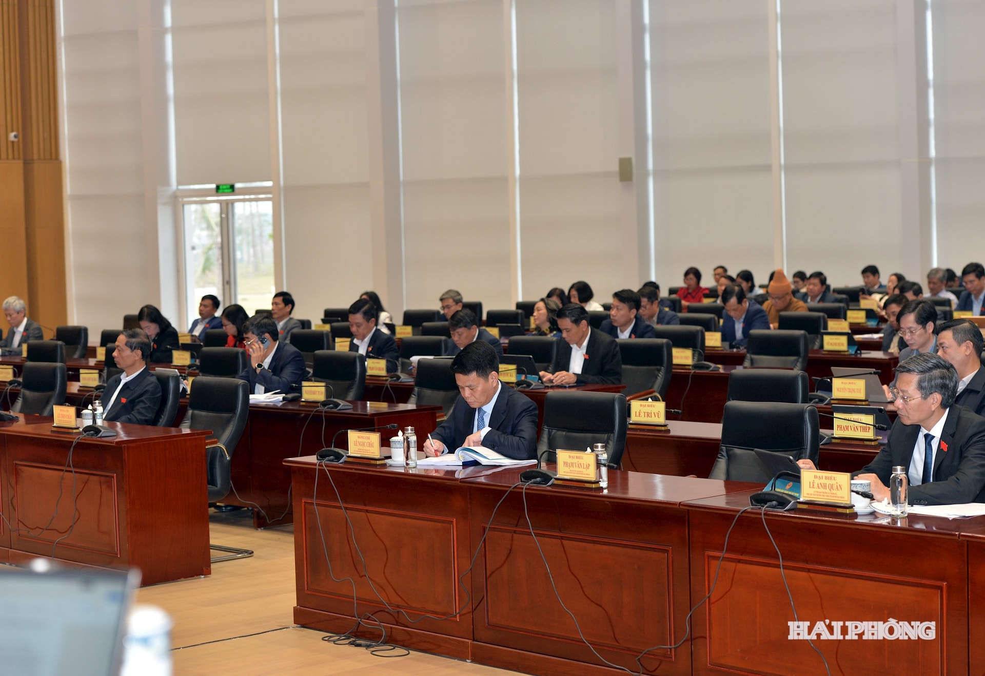 Các đại biểu dự kỳ họp