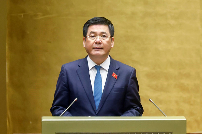 Bộ trưởng Bộ Công Thương Nguyễn Hồng Diên phát biểu trước Quốc hội về Luật Thương mại điện tử. (Ảnh: Doãn Tấn/TTXVN) bct.jpg