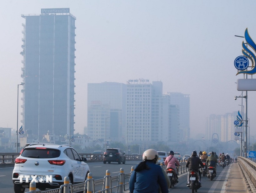 Bụi mịn và sương mù dày đặc gây hạn chế tầm nhìn của các phương tiện lưu thông sáng 10/12/2025. (Ảnh: Phan Phương/TTXVN)
