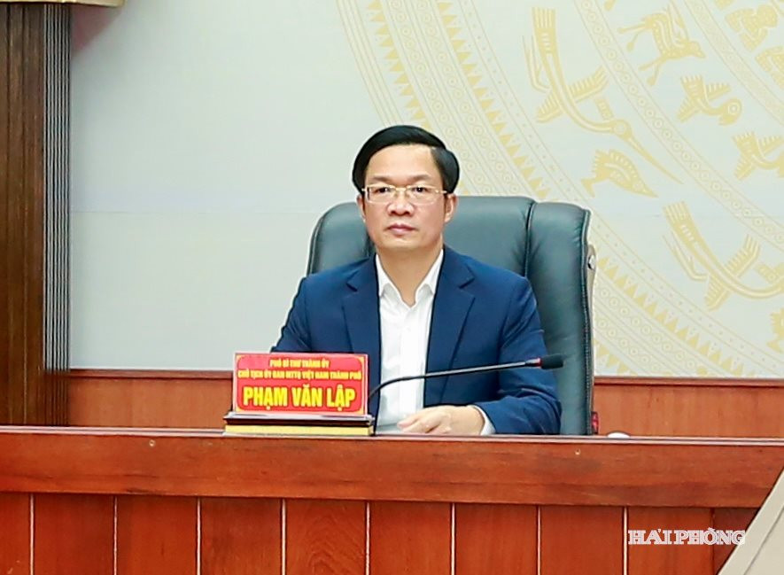 Đồng chí Phạm Văn Lập, Phó bí thư Thành uỷ, Chủ tịch UBMTTQ Việt Nam thành phố chủ trì họp trực tuyến tổng kết công tác phòng chống tham nhũng tại đầu cầu Hải Phòng.
