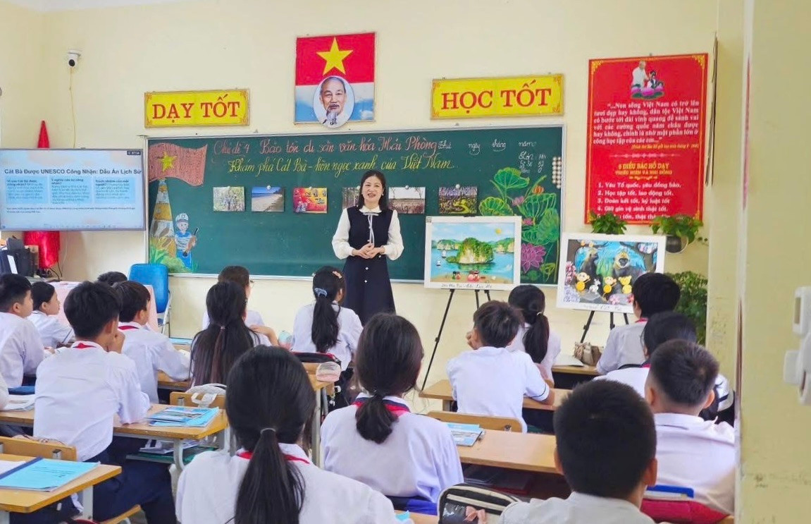 Trong ảnh: Học sinh Trường THCS thị trấn Cát Bà tự hào tìm hiểu di sản quê hương.