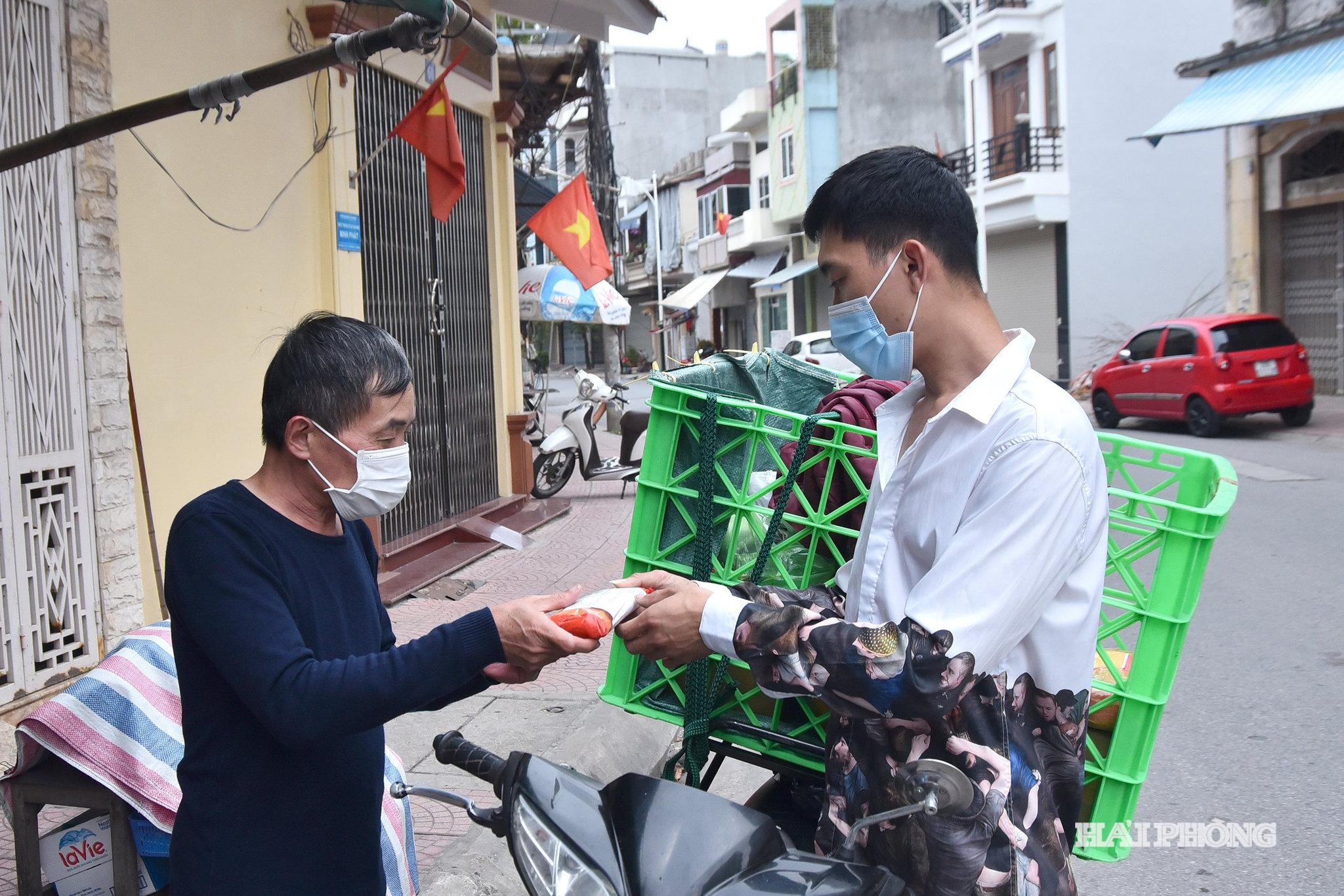 Dịch vụ chuyển phát ngày càng phát triển, đặc biệt bận rộn vào dịp cuối năm. Ảnh: TRUNG KIÊN