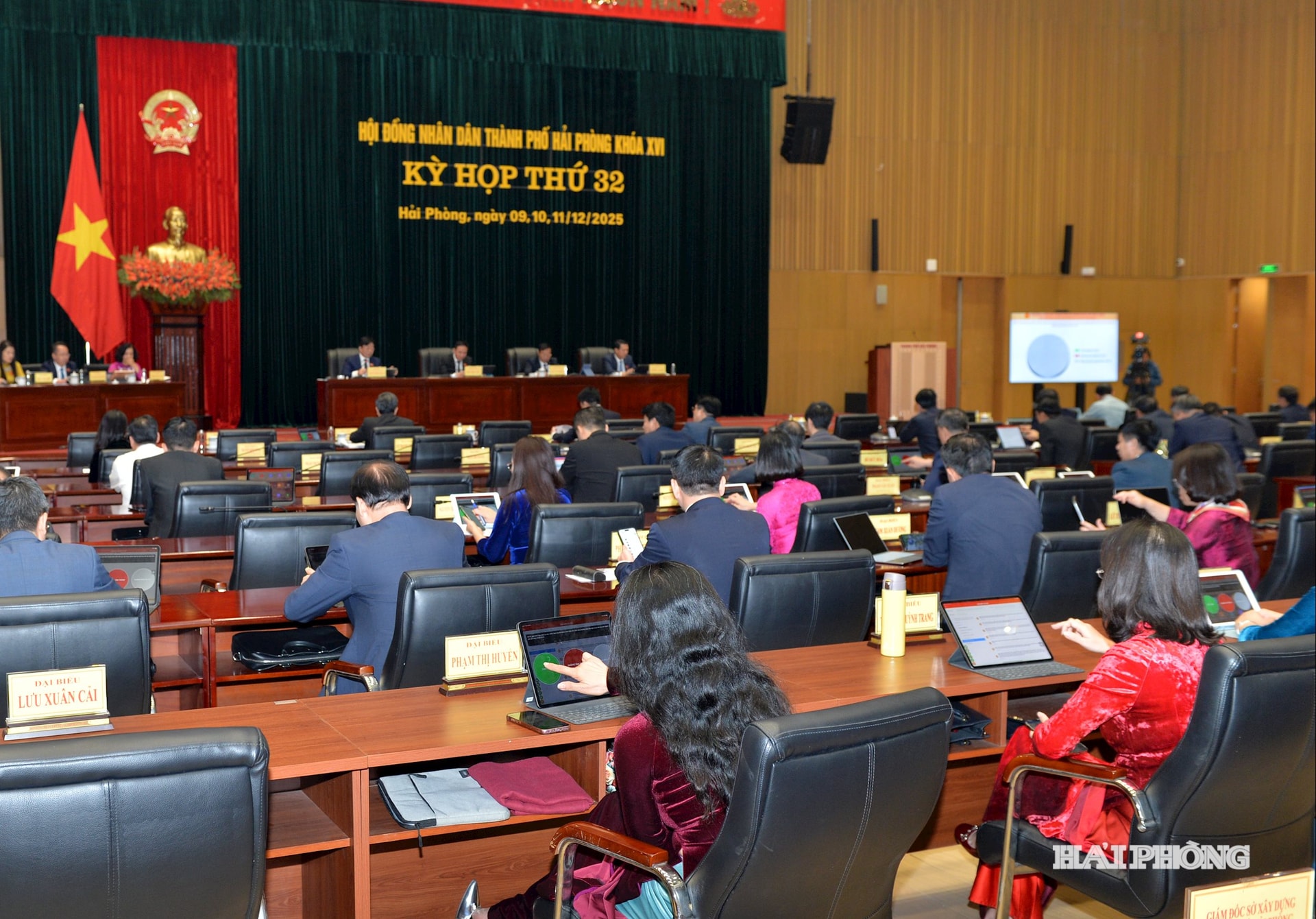 Đại biểu biểu quyết thông qua nghị quyết tại kỳ họp. Ảnh: PHAN TUẤN