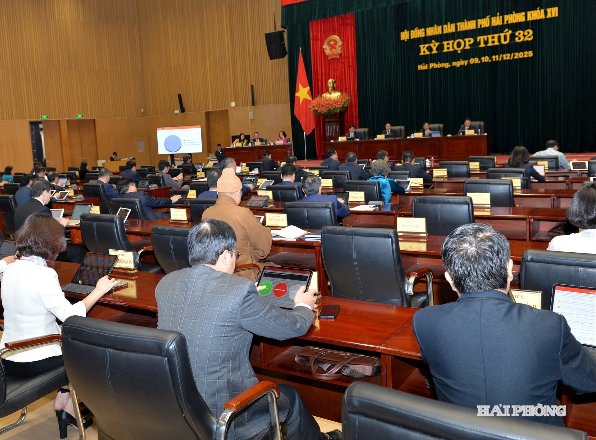 Delegáti na zasedání hlasují pro schválení usnesení.